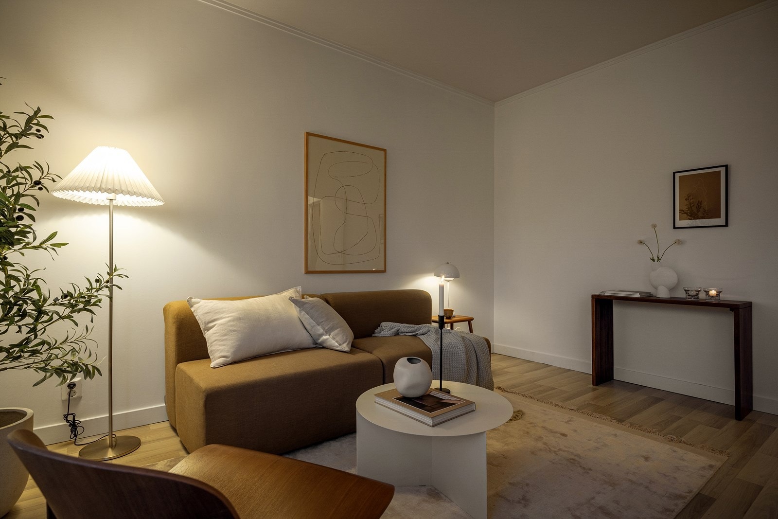 Kabel-TV og internett er inkludert i felleskostnadene. Galleribilde