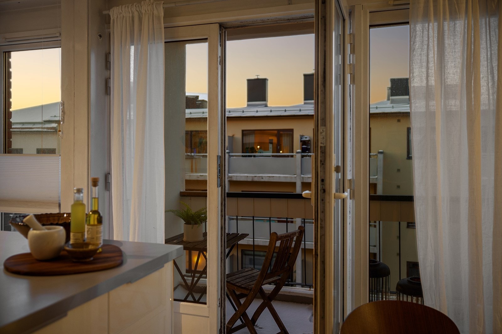 Fra stuen er det utgang til en herlig vestvendt balkong. Galleribilde