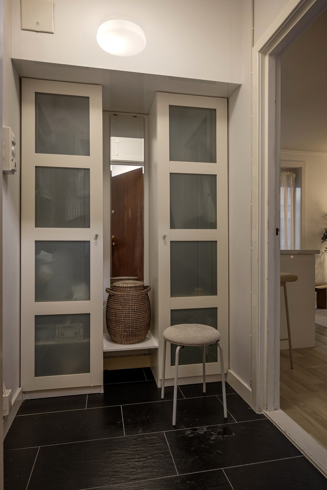 Velkommen inn! Her kan du enkelt henge i fra deg yttertøy og sette i fra deg sko i det praktiske garderobeskapet. Galleribilde