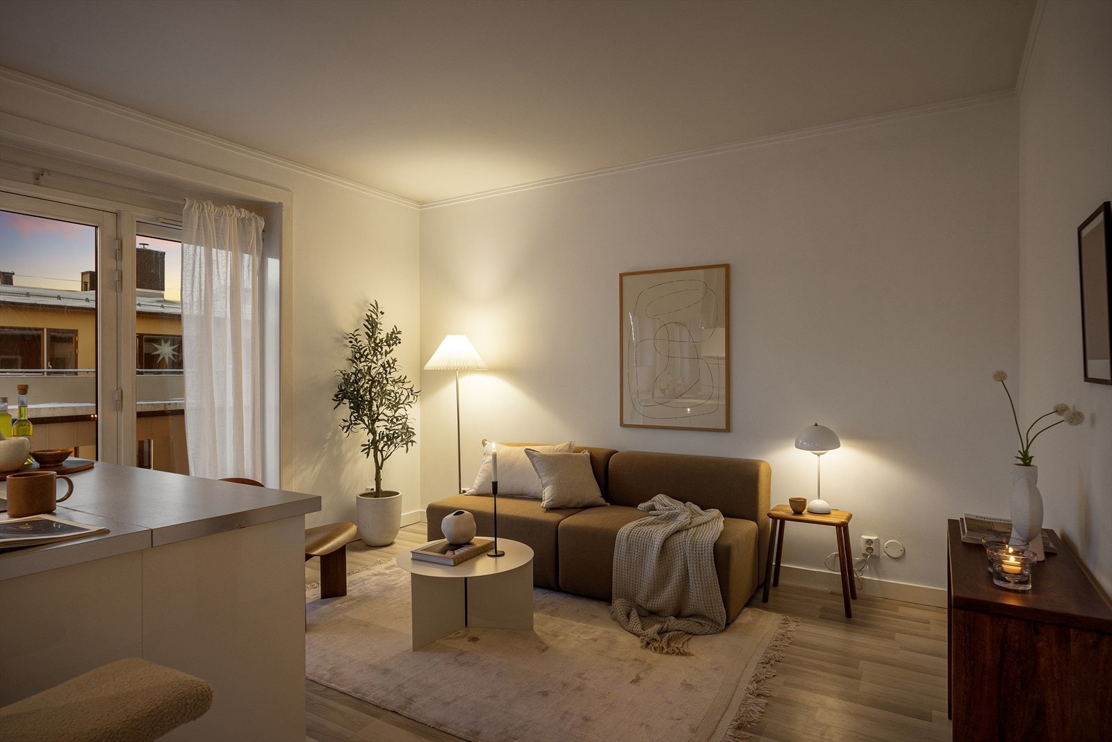 Planløsningen åpner opp for flere møbleringsmuligheter med god plass til sofagruppe, TV-møbler og spisebord med tilhørende stoler. Galleribilde