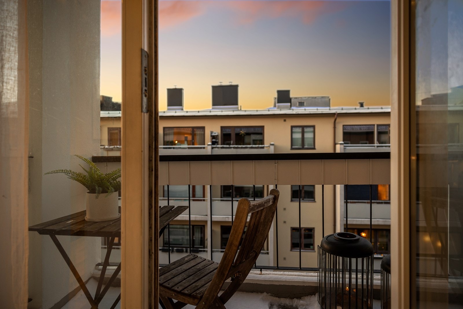 I vår- og sommerhalvåret blir balkongen som en forlengelse av stuen og innbyr til mer samvær og fine stunder med familie og venner. Galleribilde