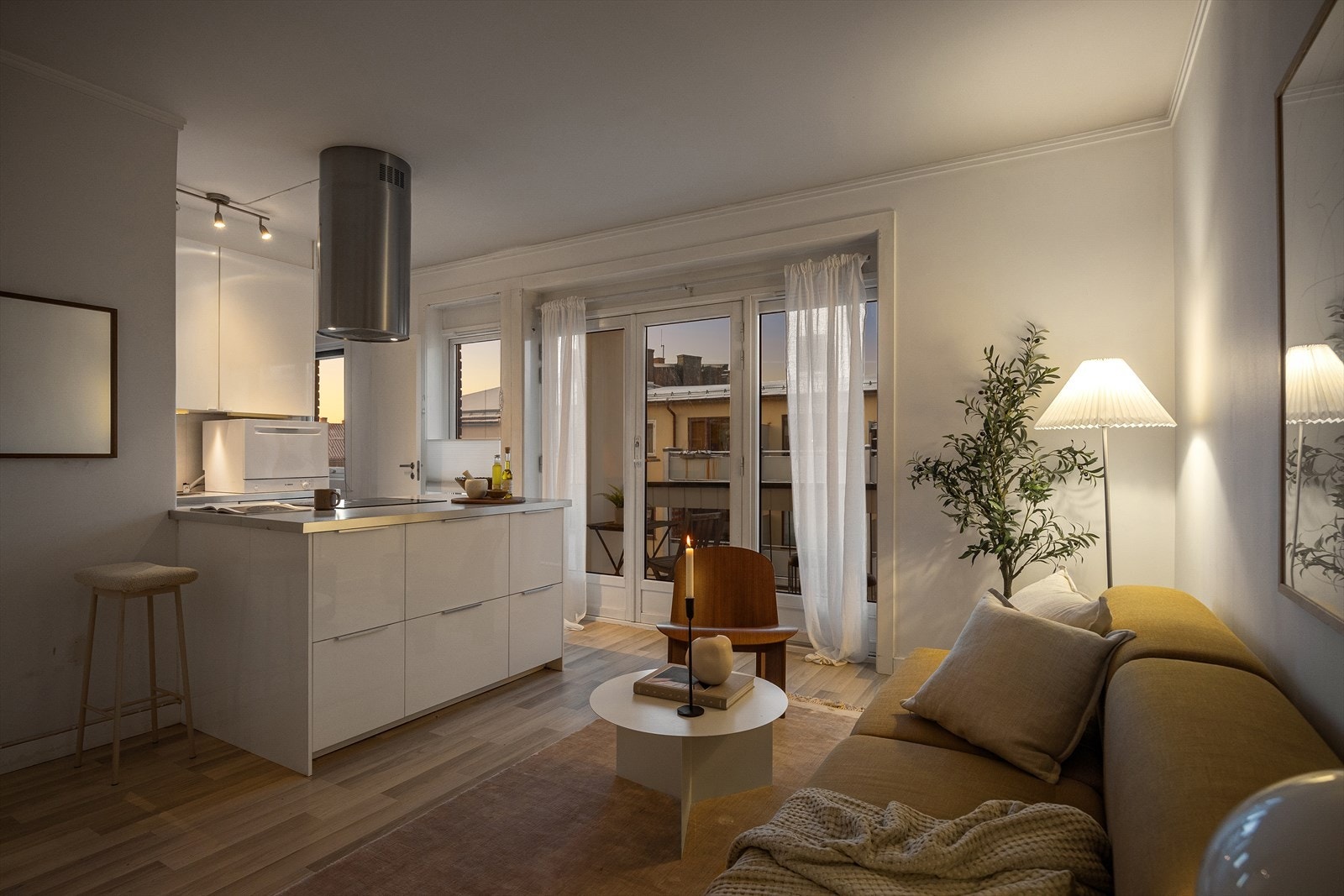 Stuen er lys og luftig med store vindusflater som sørger for rikelig med innslipp av naturlig lys. Galleribilde