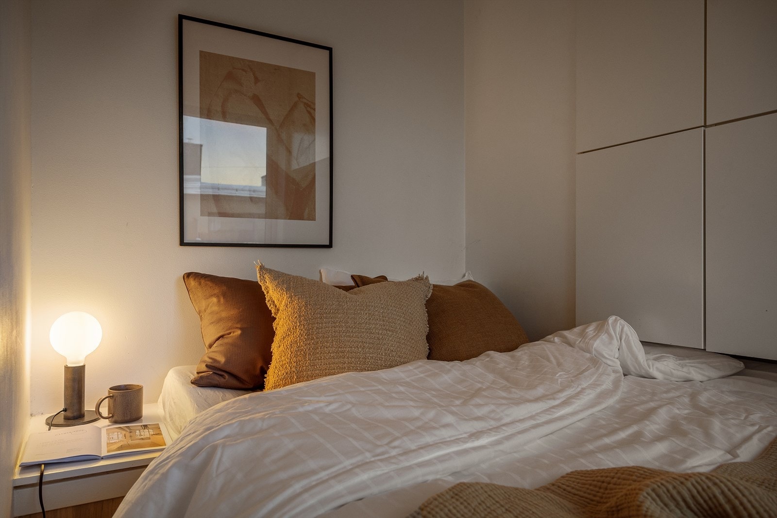 Alkoven har god plass til seng og gir en lun og koselig soveplass, perfekt for en avslappende natts søvn. Galleribilde