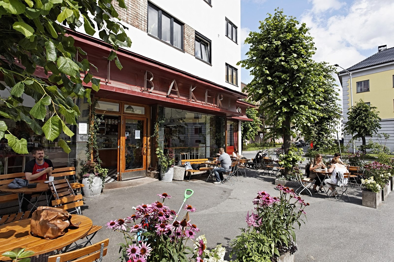 Området kan også friste med en rekke spisesteder og kaféer; Matfinken, Restaurant Victor, Åpent Bakeri, tapas, sushi mm. Galleribilde