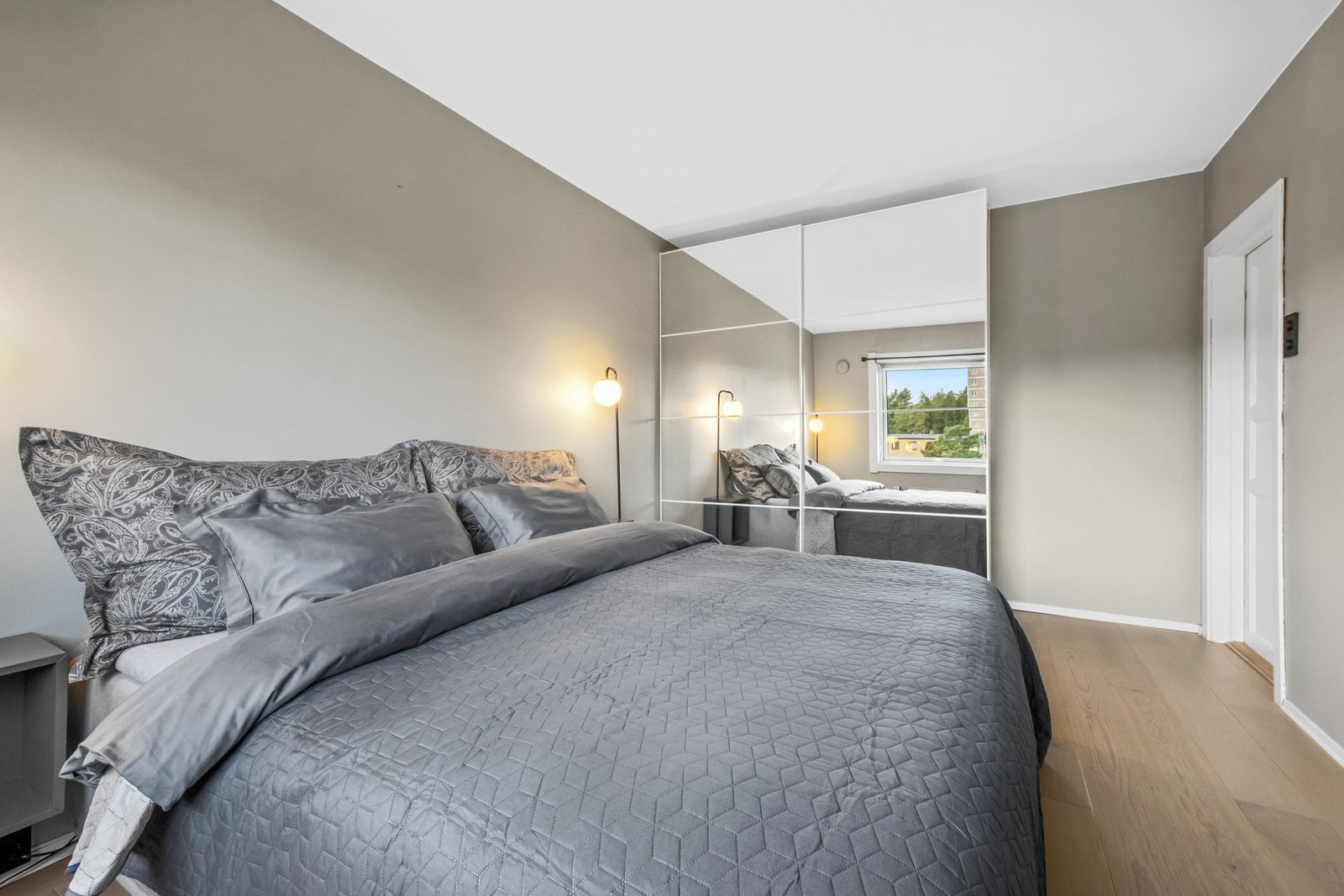 Ellers er det garderobeløsning på begge soverommene. På hovedsoverommet er det skyvedørsgarderobe for oppbevaring. Galleribilde