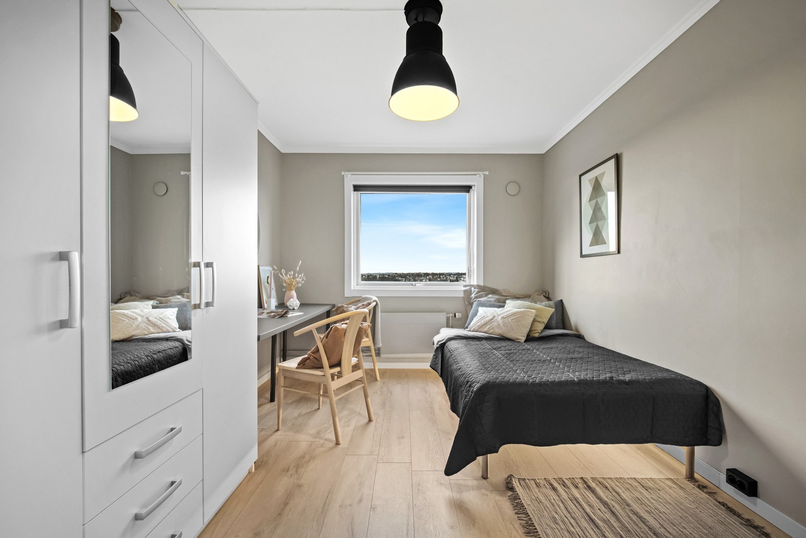 Soverom II er også av god størrelse med plass til kontorpult, seng og garderobeløsning. Galleribilde