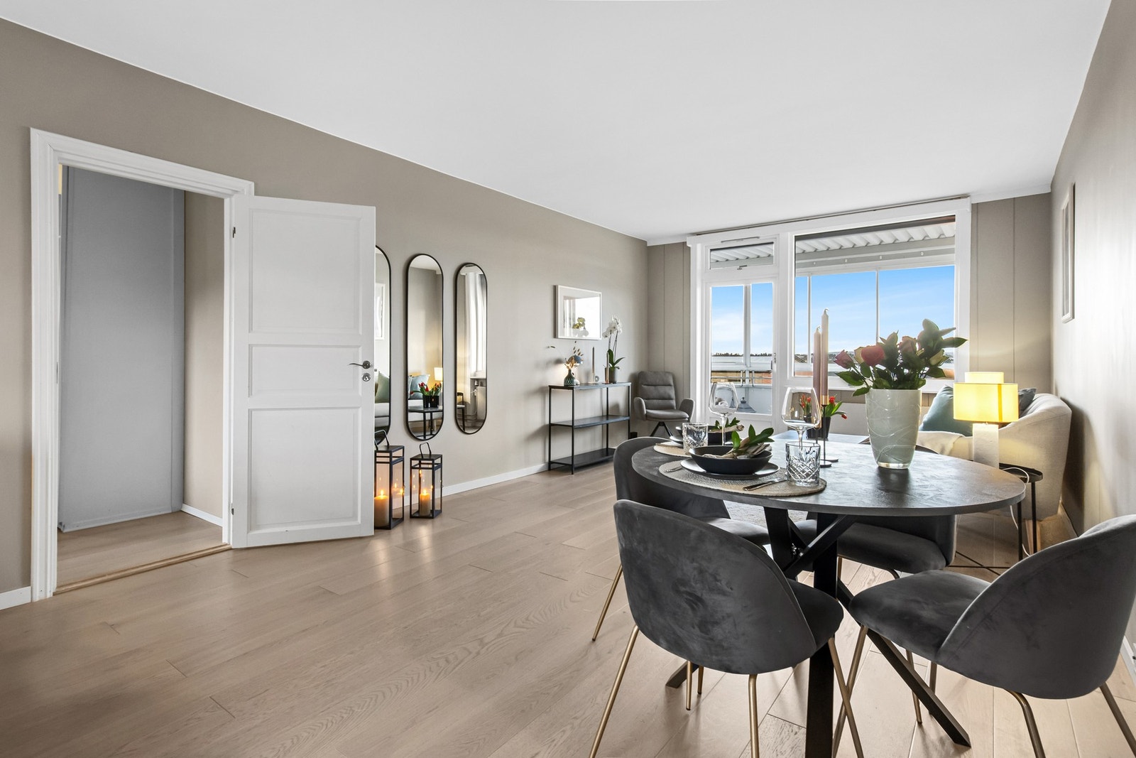 Fra stuen tar vi turen videre inn på badet og på soverommene. Galleribilde