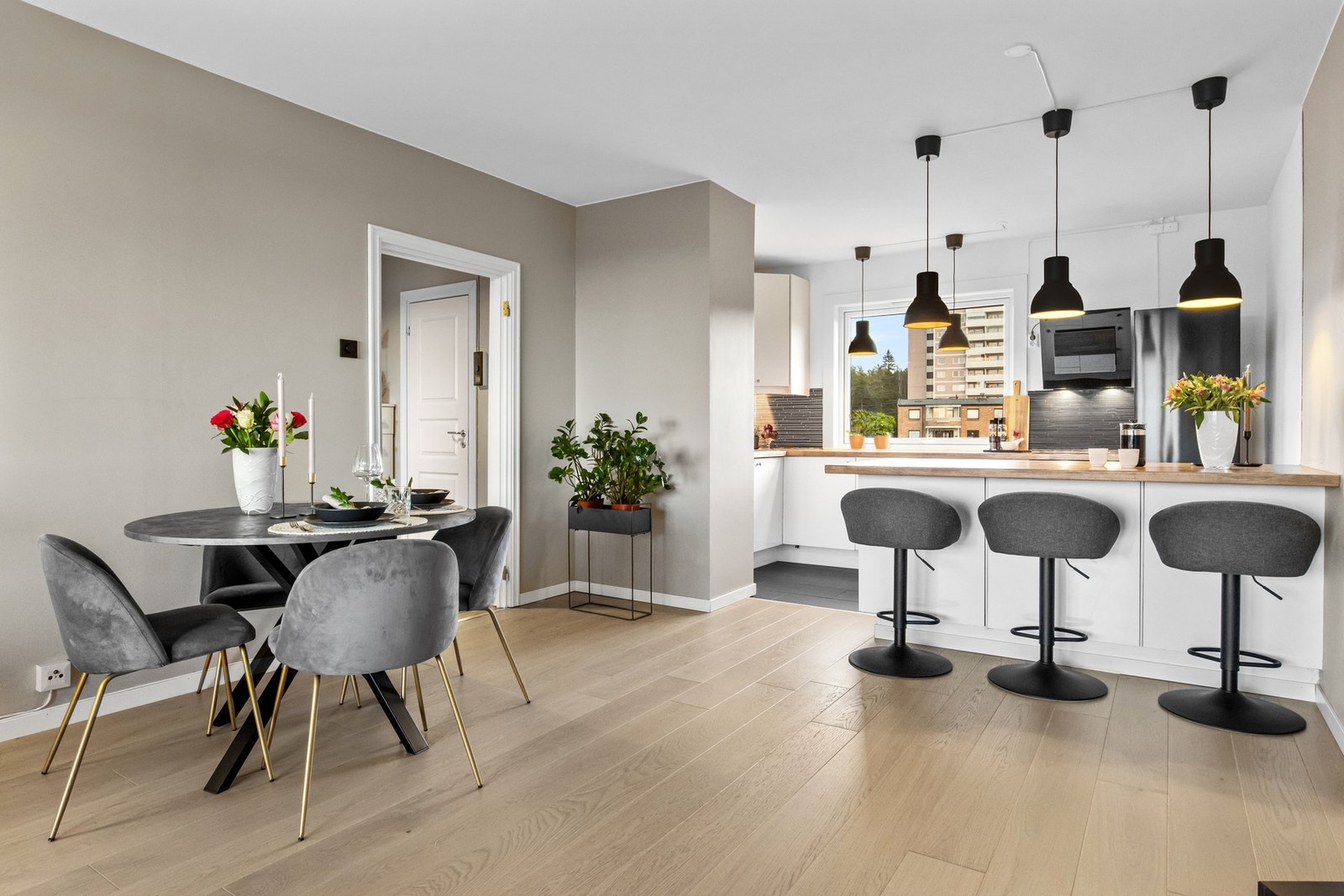 Stuen lar seg lett innrede med sofagruppe og tv-bord, samt et spisebord som får en naturlig plass i grensen mot kjøkkenet. Galleribilde