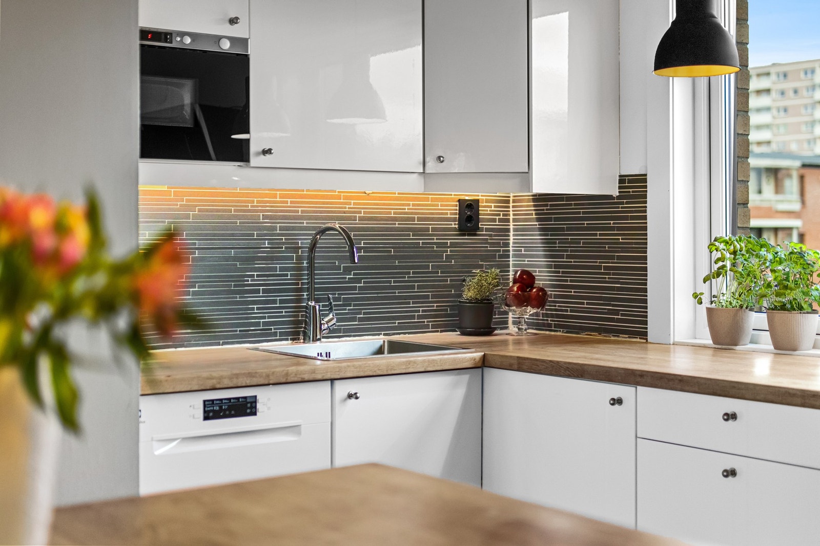 Micro og stekeovn er bygget inn i innredningen og det er ellers opplegg for oppvaskmaskin og plass til frittstående kjøleskap. Oppvaskmaskin medfølger. Galleribilde