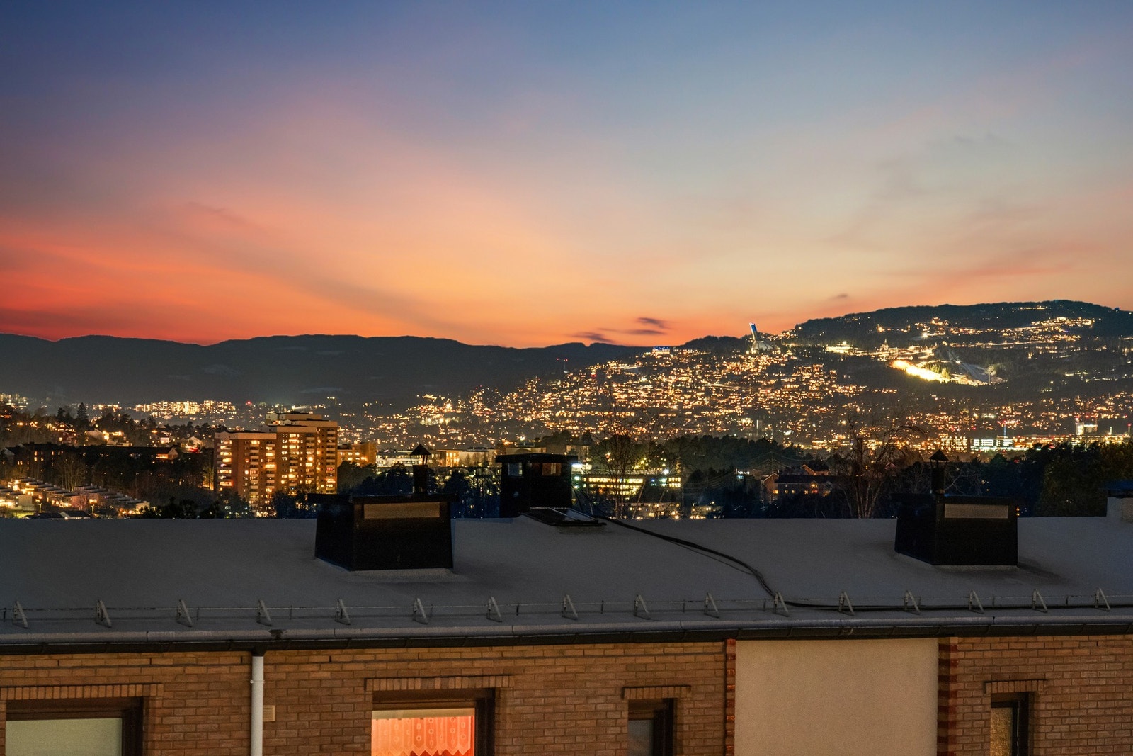 Bølerskrenten 22 er en stilren og moderne 3-roms toppleilighet, med fantastisk utsikt og meget gode solforhold. Galleribilde