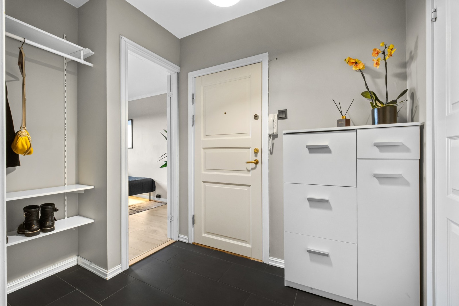 Ved ytterdøren er det montert dørcalling og litt lengre inn er det vegghengt garderobeløsning med justerbare hyller og heng. I tillegg er det plass til et skoskap eller så om ønskelig. Galleribilde