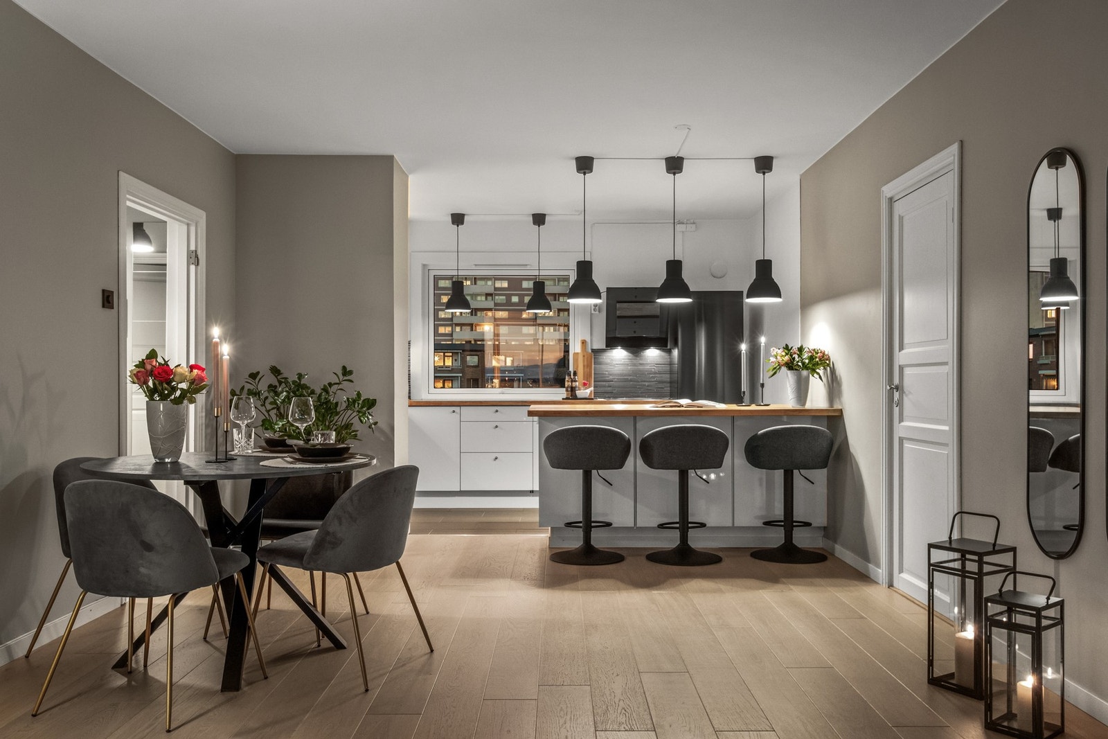 Leiligheten har en tiltalende stue med en åpen kjøkkenløsning, som gjør dette til et sosialt allrom med en svært god romfølelse. Galleribilde