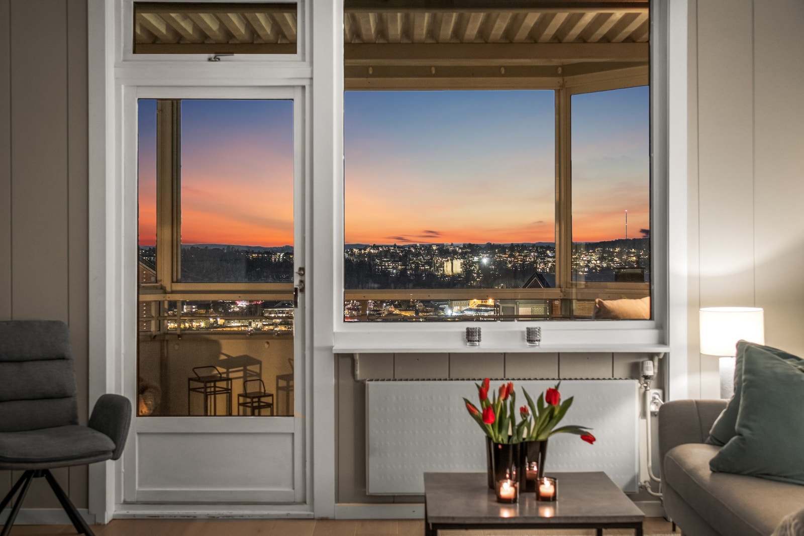 Leiligheten har en god, gjennomgående planløsning og en flott utsikt som kan nytes til det fulle på en innglasset balkong. Galleribilde