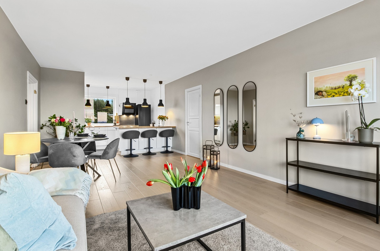 Den gjennomgående planløsningen gir fine lysforhold fra to sider. Galleribilde