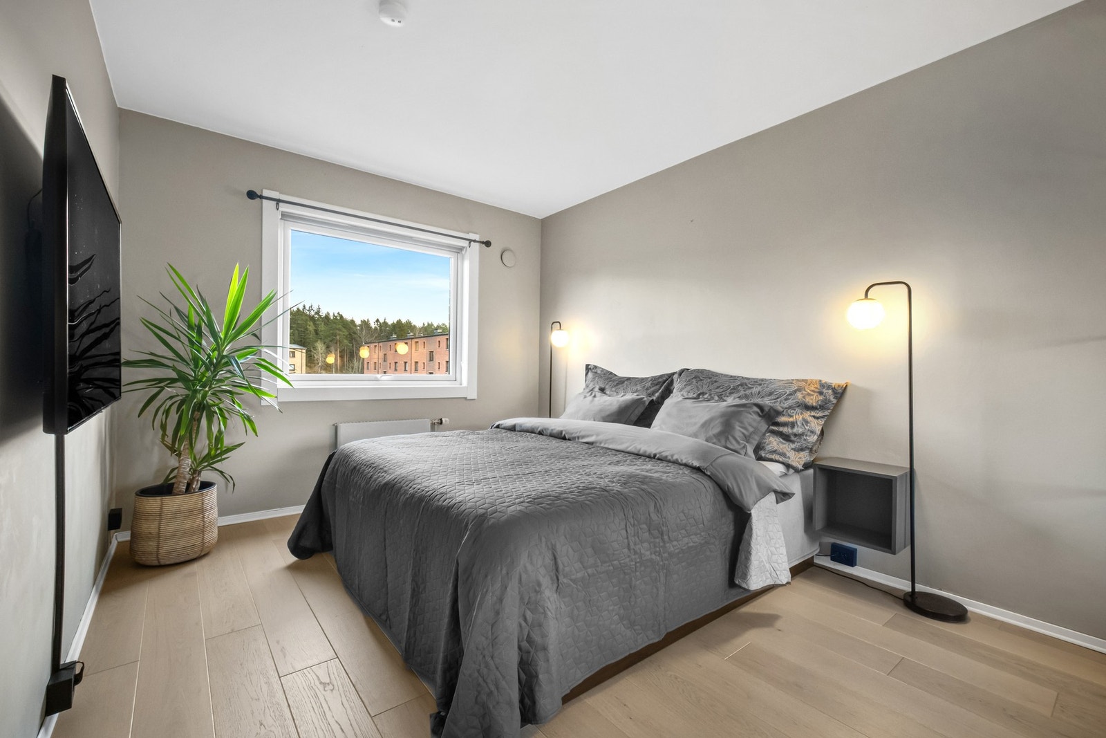 Leiligheten har to soverom som er godt plassert i hver sin ende. Hovedsoverommet er av god størrelse med plass til dobbeltseng og nattbord. Galleribilde