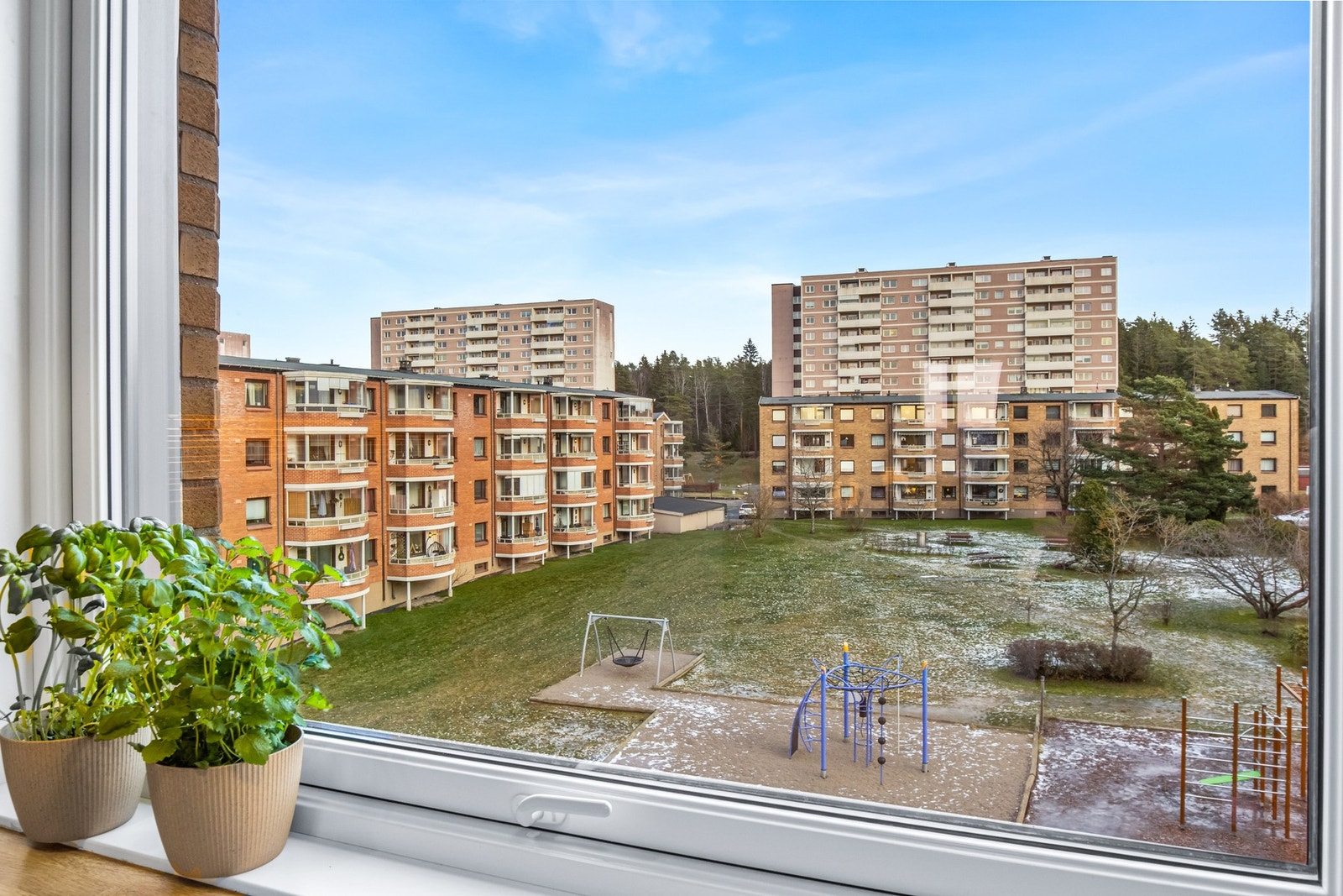 Fra kjøkkenet er det utsyn mot borettslagets grønne fellesarealer og mot lekeplass. Galleribilde