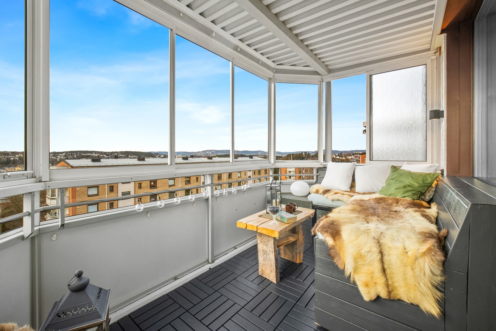 Fra stuen er det utgang til en romslig, innglasset balkong på ca. 7 kvm. Overbygget og innglassingen gjør at balkongen kan brukes selv i ruskevær. To doble stikkontakter gir muligheter for lys og ekstra varme, og bidrar til økt komfort og funksjonalitet. Galleribilde