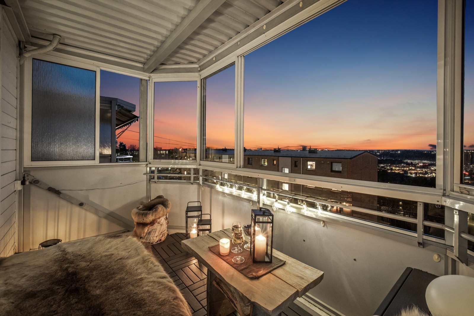 På gulvet er det grå plastheller og rundt er det platekledd rekkverk som hindrer innsyn. Innglassingen kan åpnes og skyves til side slik at solen slipper inn. Galleribilde