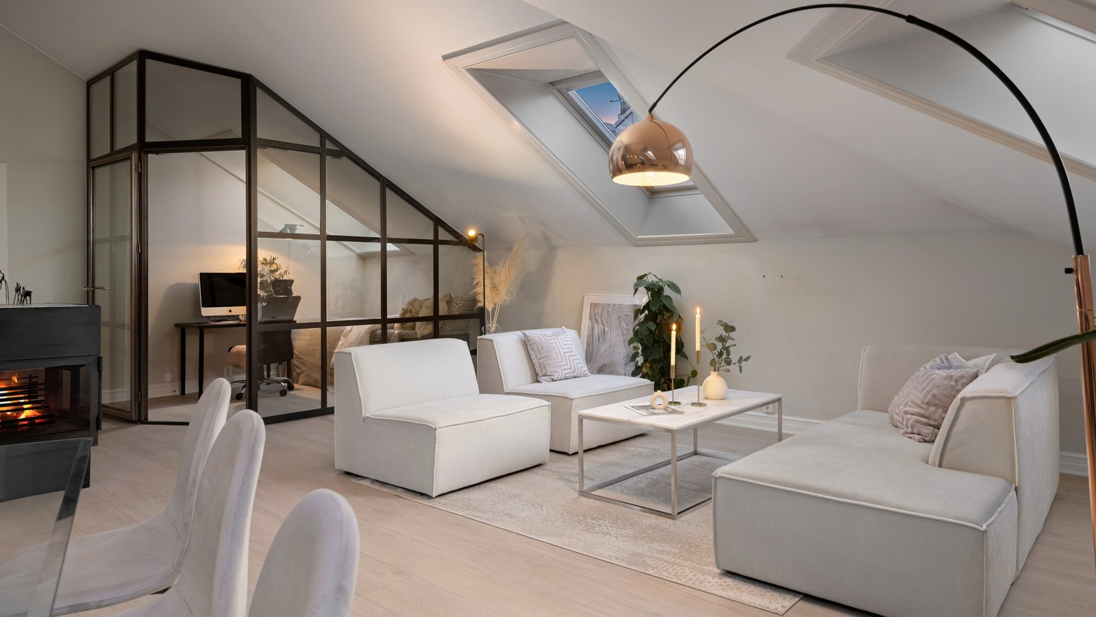 Det er en peis i stuen, men det gjøres oppmerksom på at det for tiden er fyringsforbud i påvente av rehabilitering av pipeløp. Galleribilde