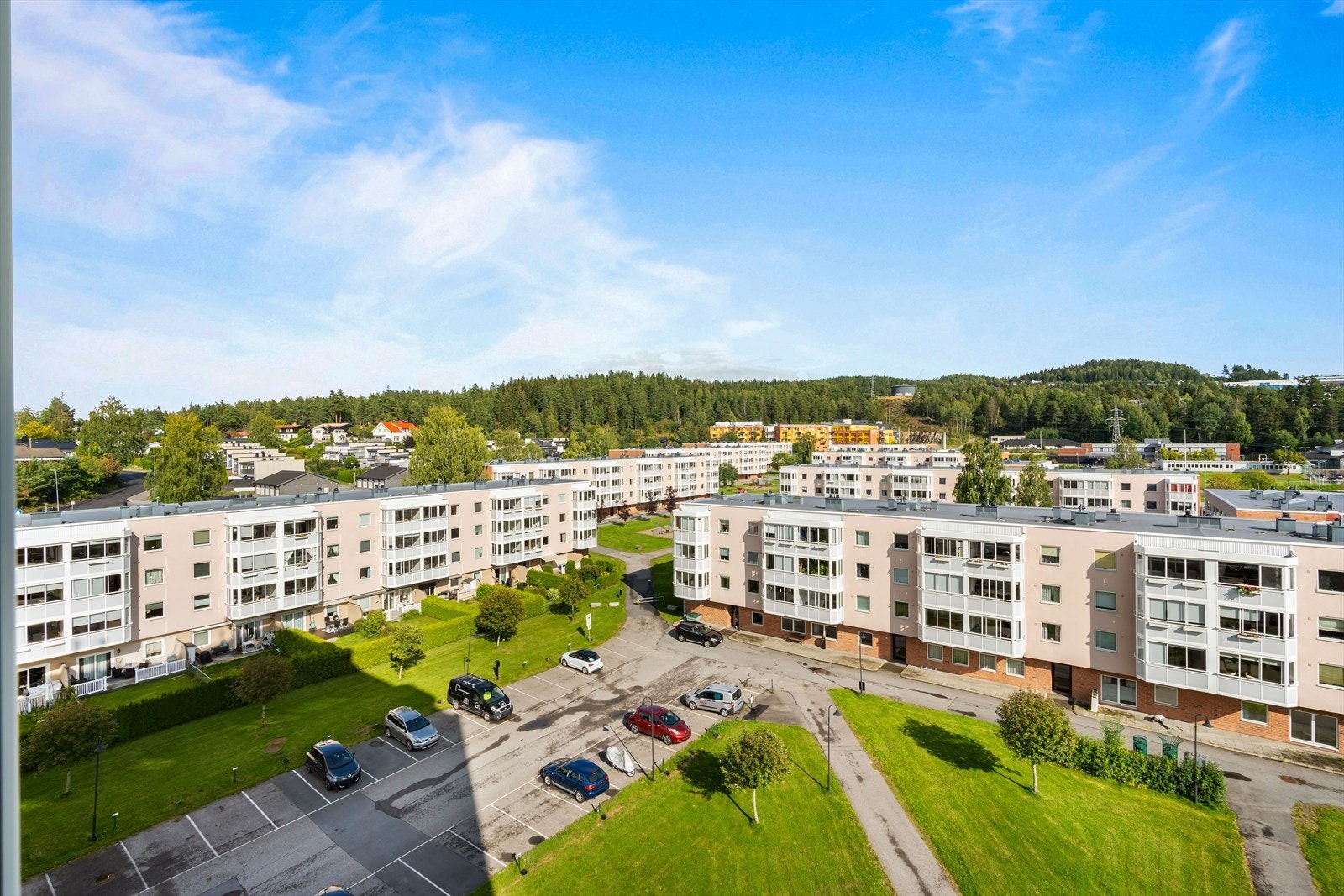 Fantastisk utsikt fra høyden over nærområdet og opp mot vanntårnet og Blystadlia. Galleribilde
