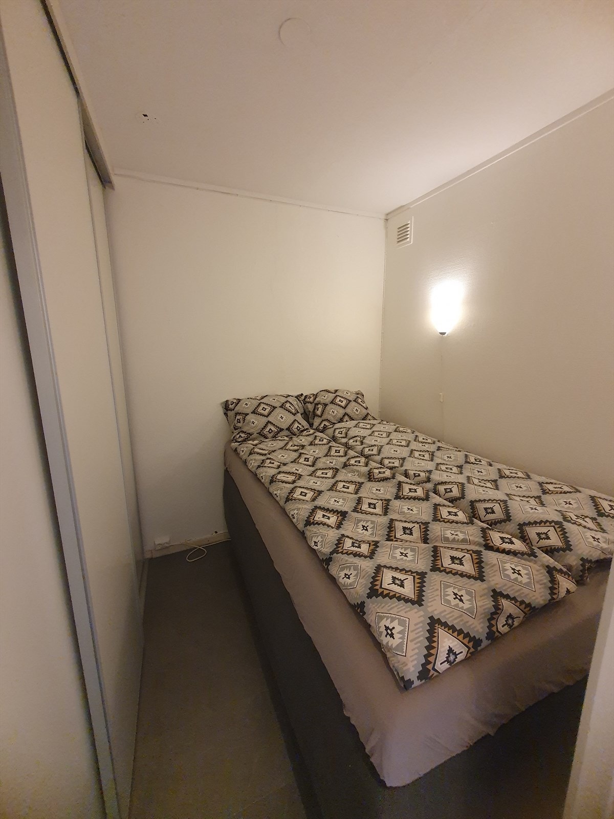 På rommet står det i dag en 150cm seng - med god plass til to personer. Det er god plass til oppbevaring i skyvedørsgarderobe og under sengen. Galleribilde