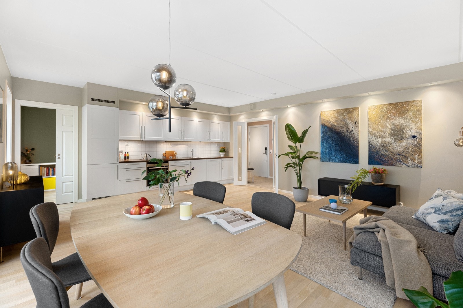 Kjøkkenet ligger i åpen løsning mot stuen og har rikelig med skap- og benkeplass. Galleribilde