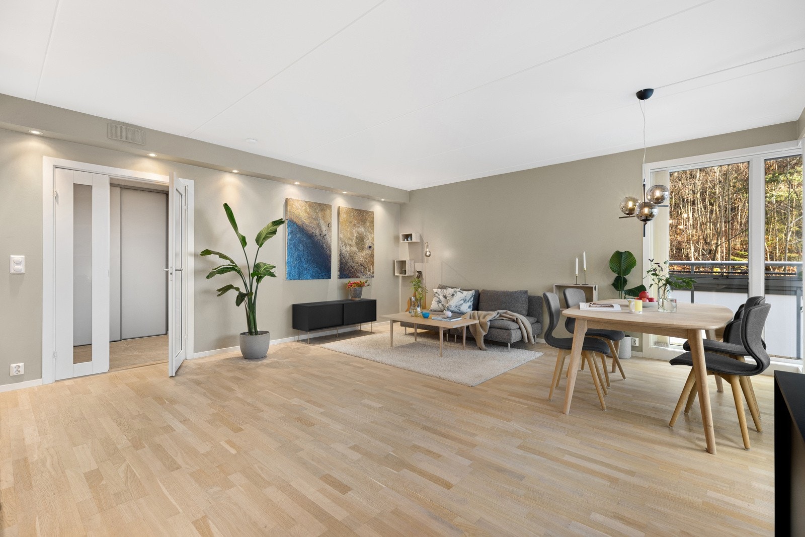 Stuen er moderne og innbydende med eikeparkett på gulv, moderne fargevalg på vegger og downlights i himling langs den ene veggen. Galleribilde