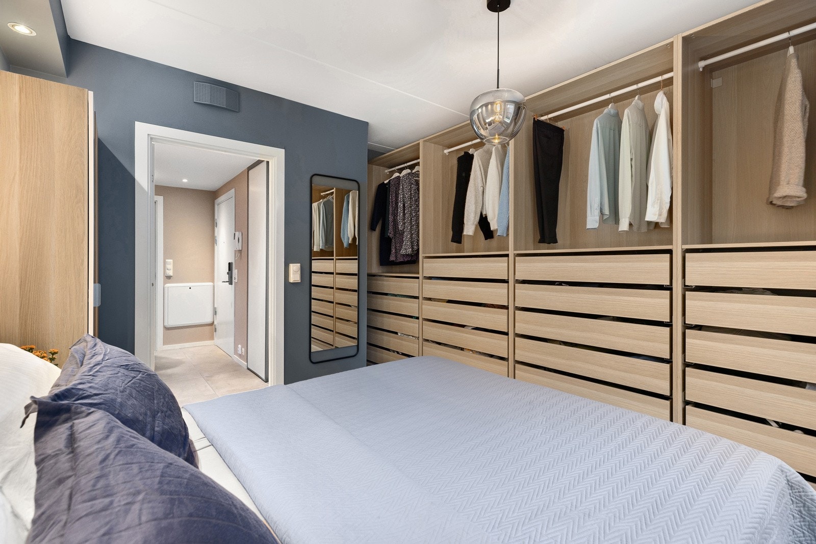 På soverommet er det samt svært godt med lagringsplass i stor garderobeløsning. Galleribilde