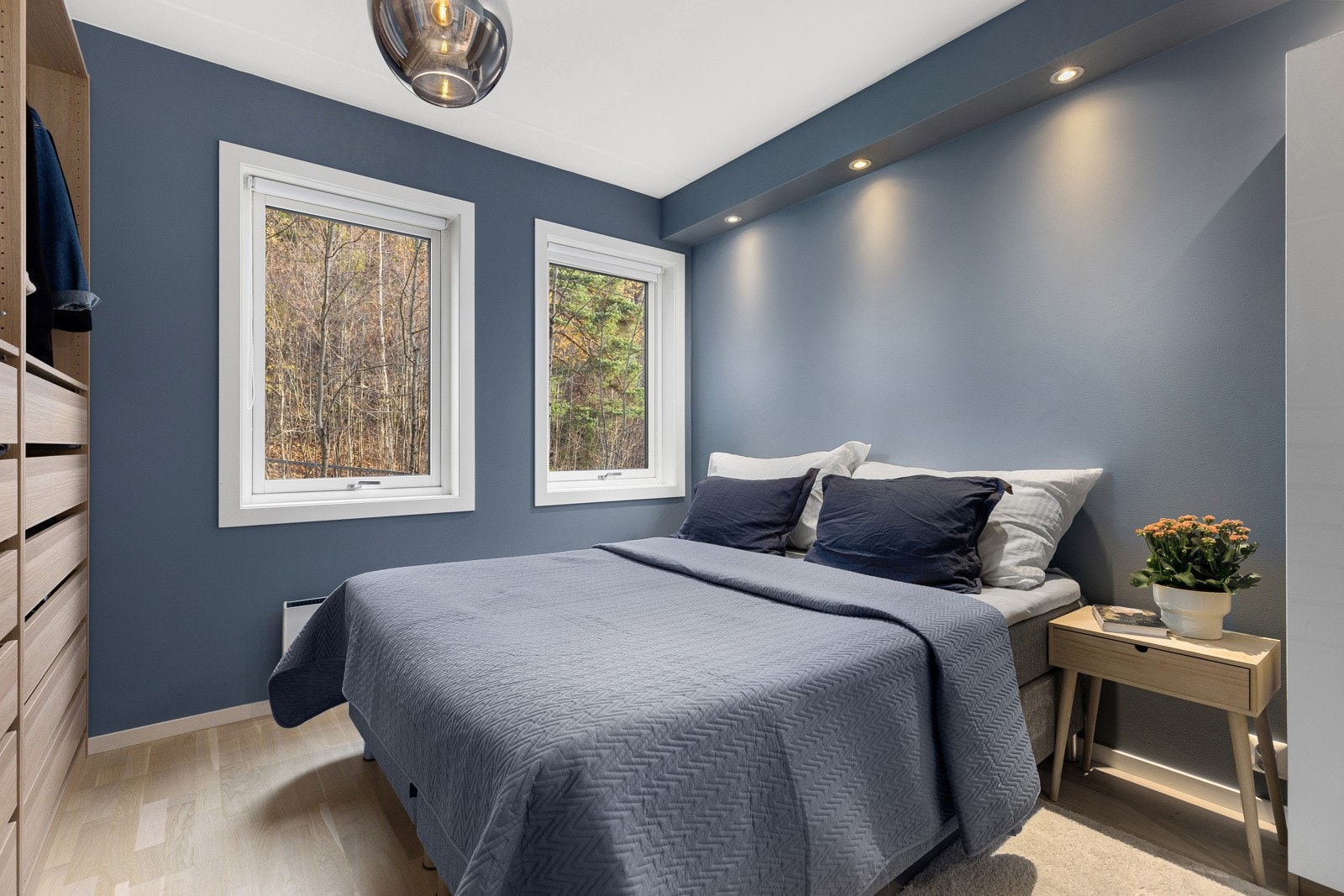 Leiligheten har to soverom. Begge soverommene har eikeparkett på gulv og delikate farger på vegger. Galleribilde