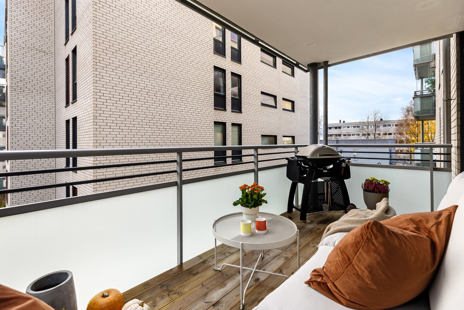 På balkongen er det god plass til grill og utemøblement, og det er montert utebelysning og stikkontakt. Galleribilde