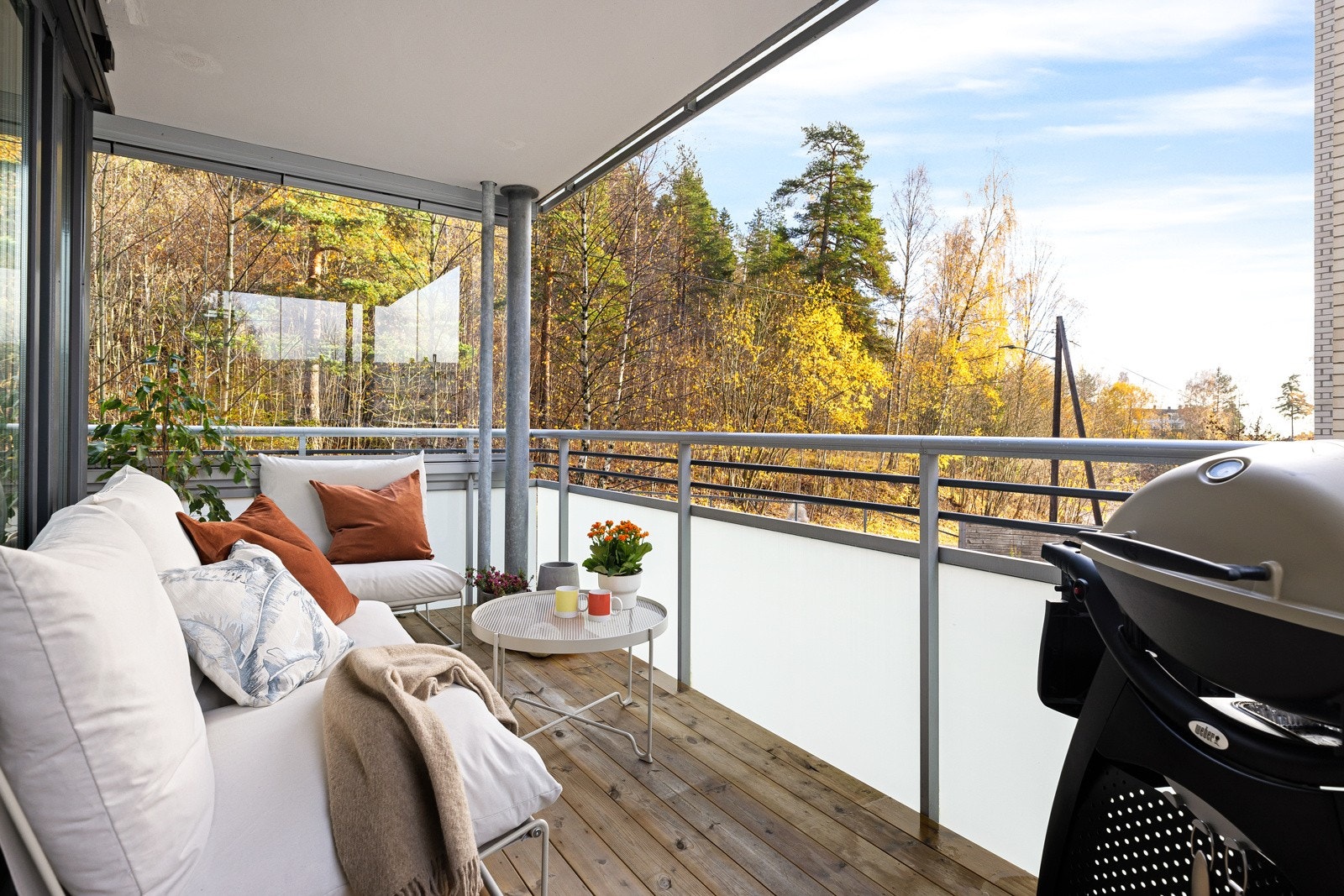 Sydvendt og romslig balkong på ca. 11 kvm med impregnert tregulv. Balkongen er innglasset på én side. Galleribilde