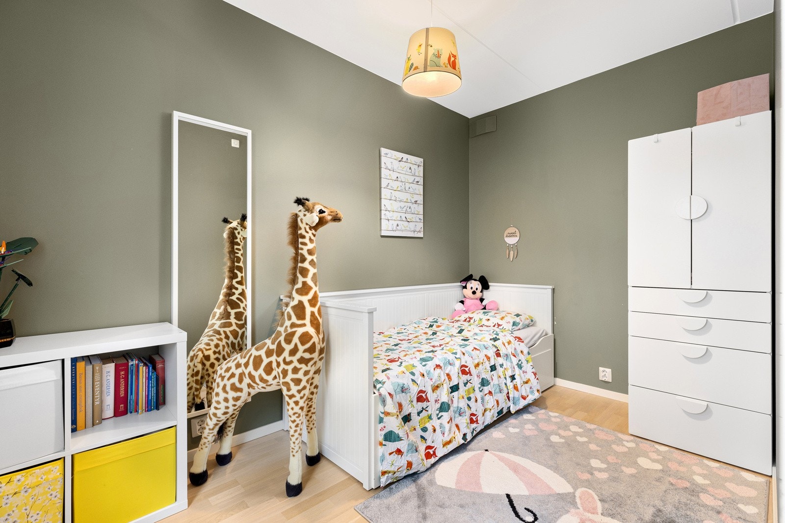 Det andre soverommet har plass til seng med nattbord, skrivebord og garderobeløsning. Galleribilde