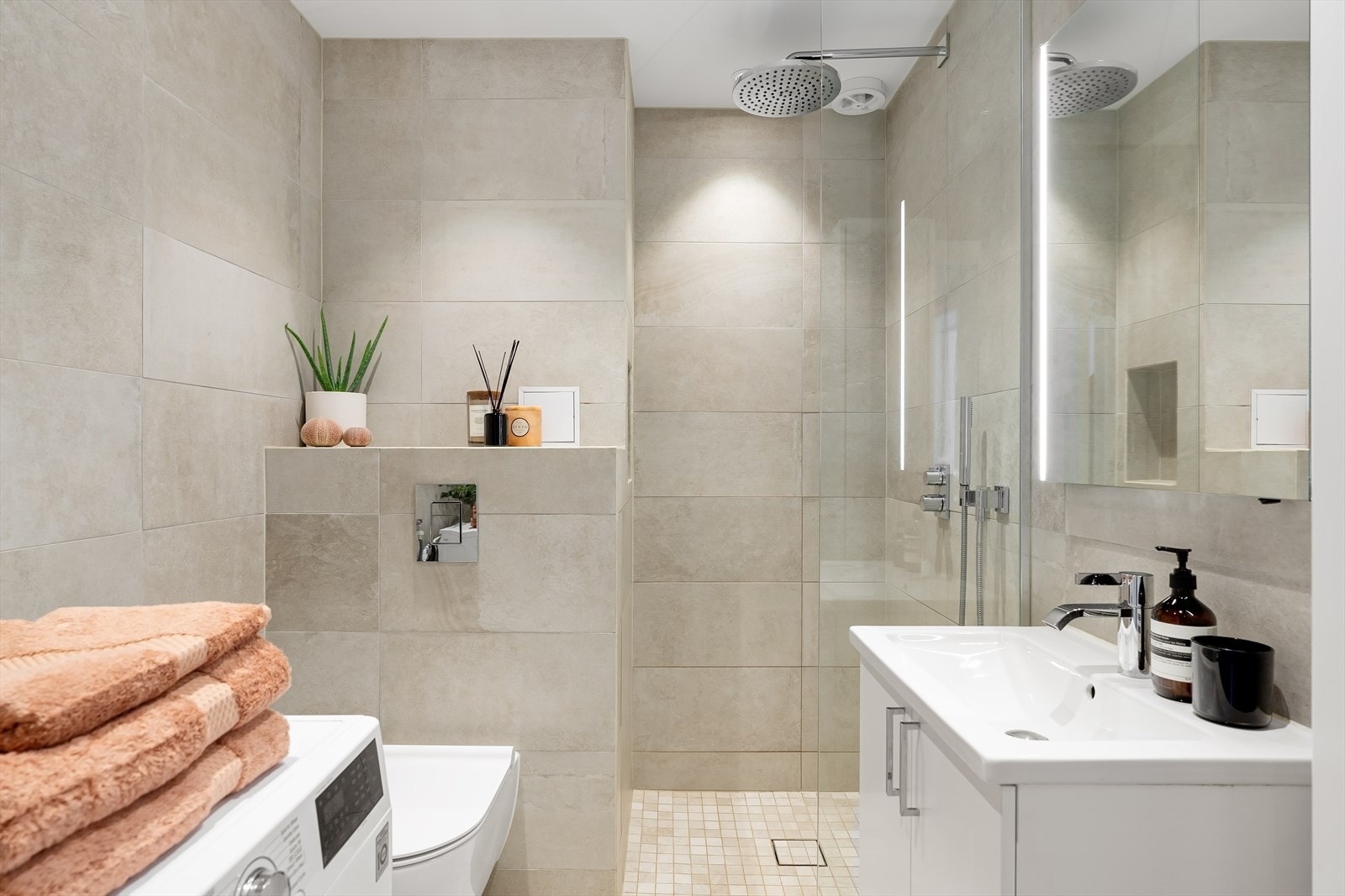 Badet består av flislagt gulv med varmekabler, flislagte vegger og malt himling med LED belysning. Galleribilde