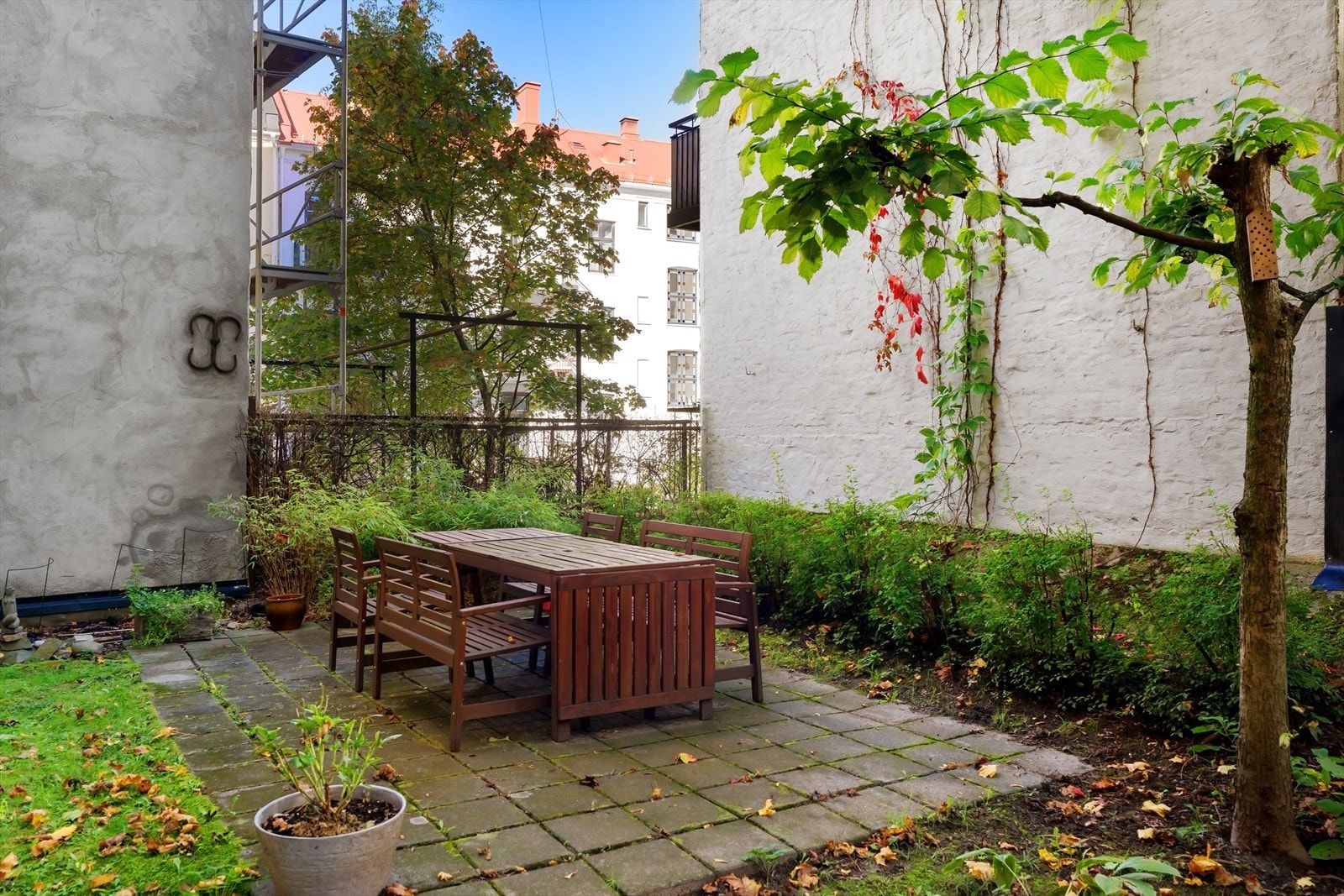 Opparbeidet bakgård med felles sittegruppe. Galleribilde