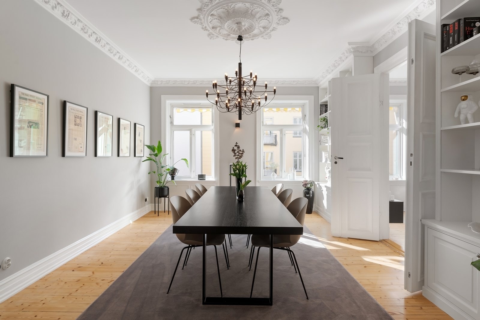 Leiligheten bærer preg av klassiske detaljer og store åpne stuer. Galleribilde