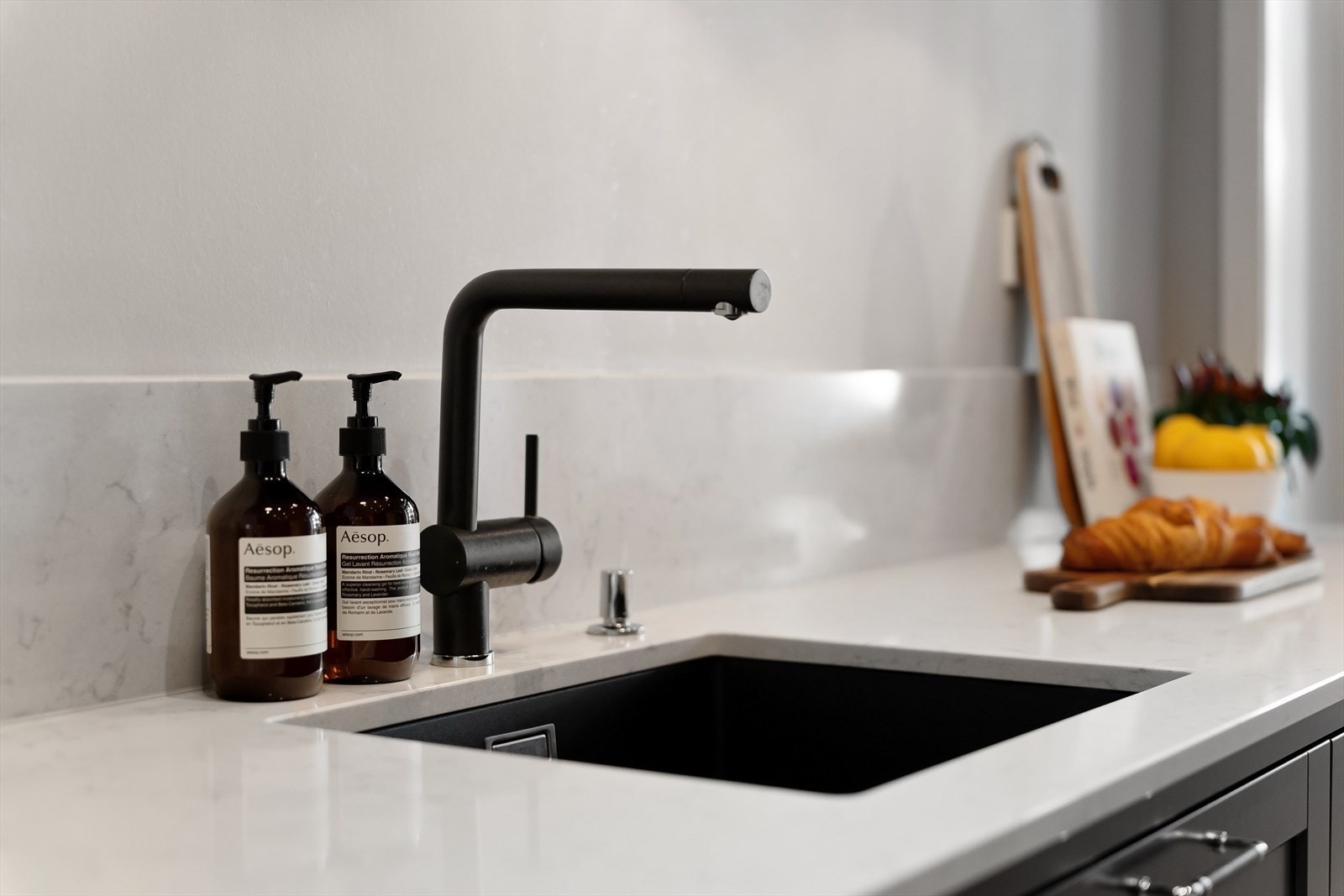 Komposit benkeplate med underlimt vaskekum og nedfelt Gaggenau induksjon platetopp. Galleribilde
