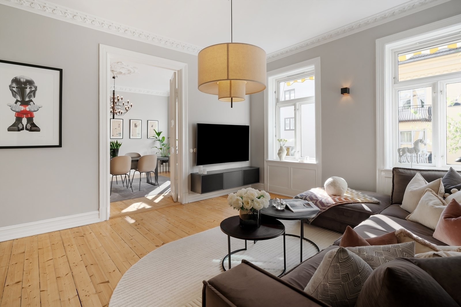 Stuene får inn rikelig med naturlig lys fra store vindusflater. Galleribilde