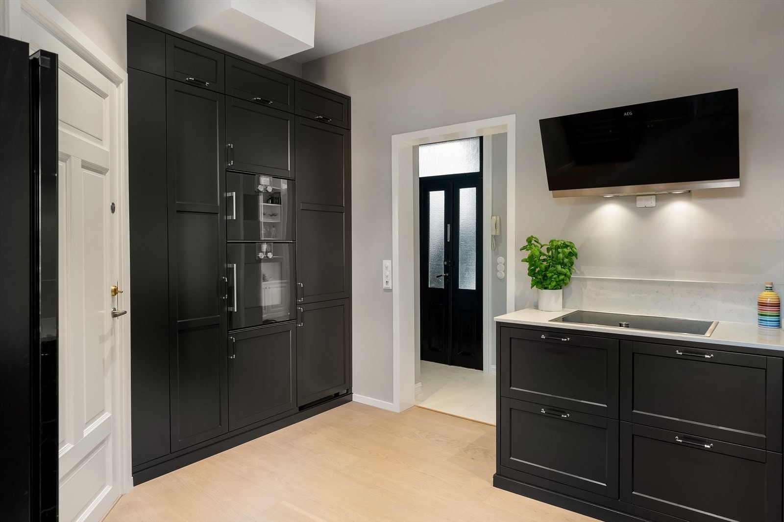 Integrert i kjøkkeninnredningen er Gaggenau platetopp, Gaggenau stekeovn, Gaggenau stekeovn/micro, Siemens oppvaskmaskin og AEG kjøl/frys. Galleribilde