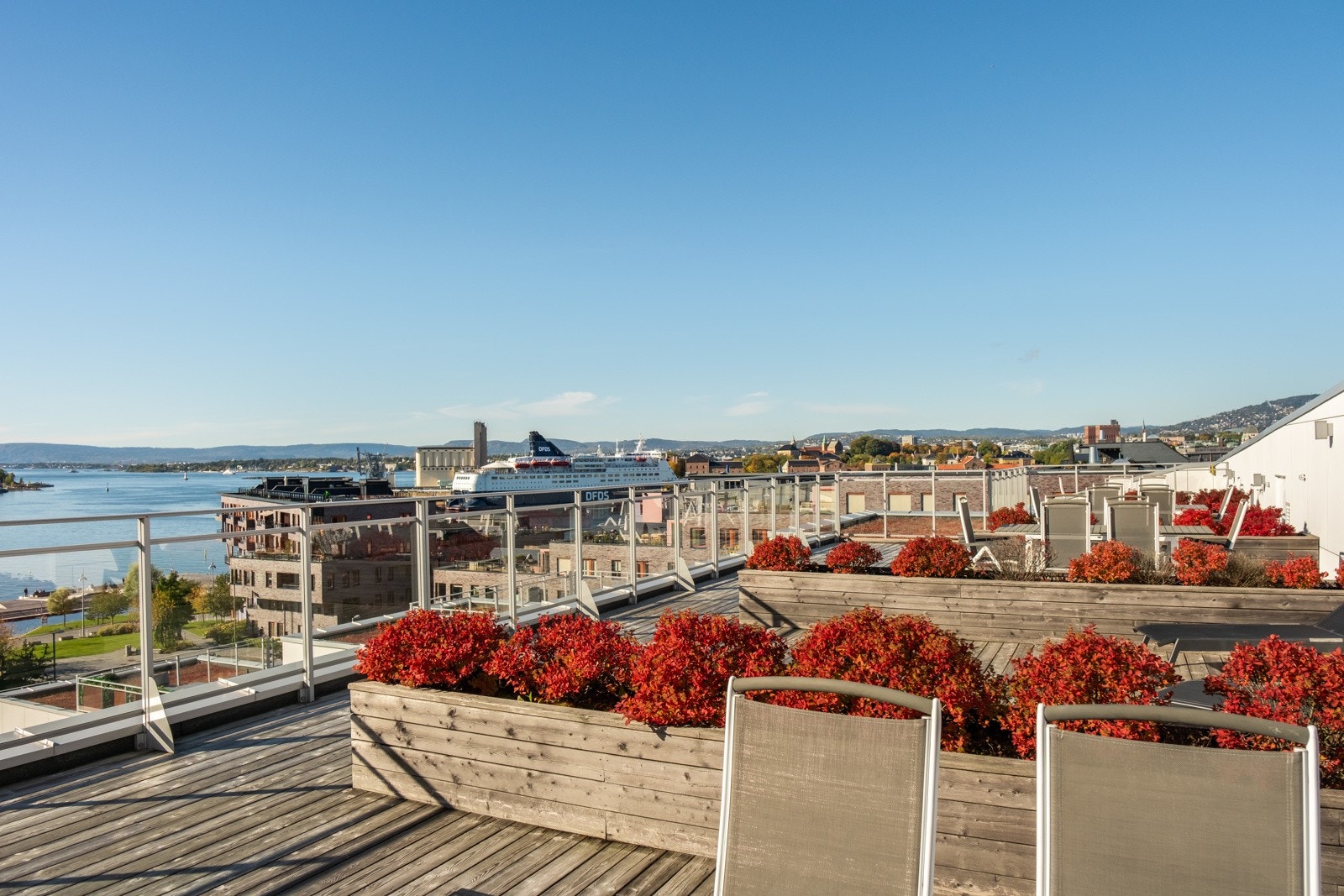 På taket finner dere en fantastisk takterrasse med flott utsikt over by og fjord. Galleribilde