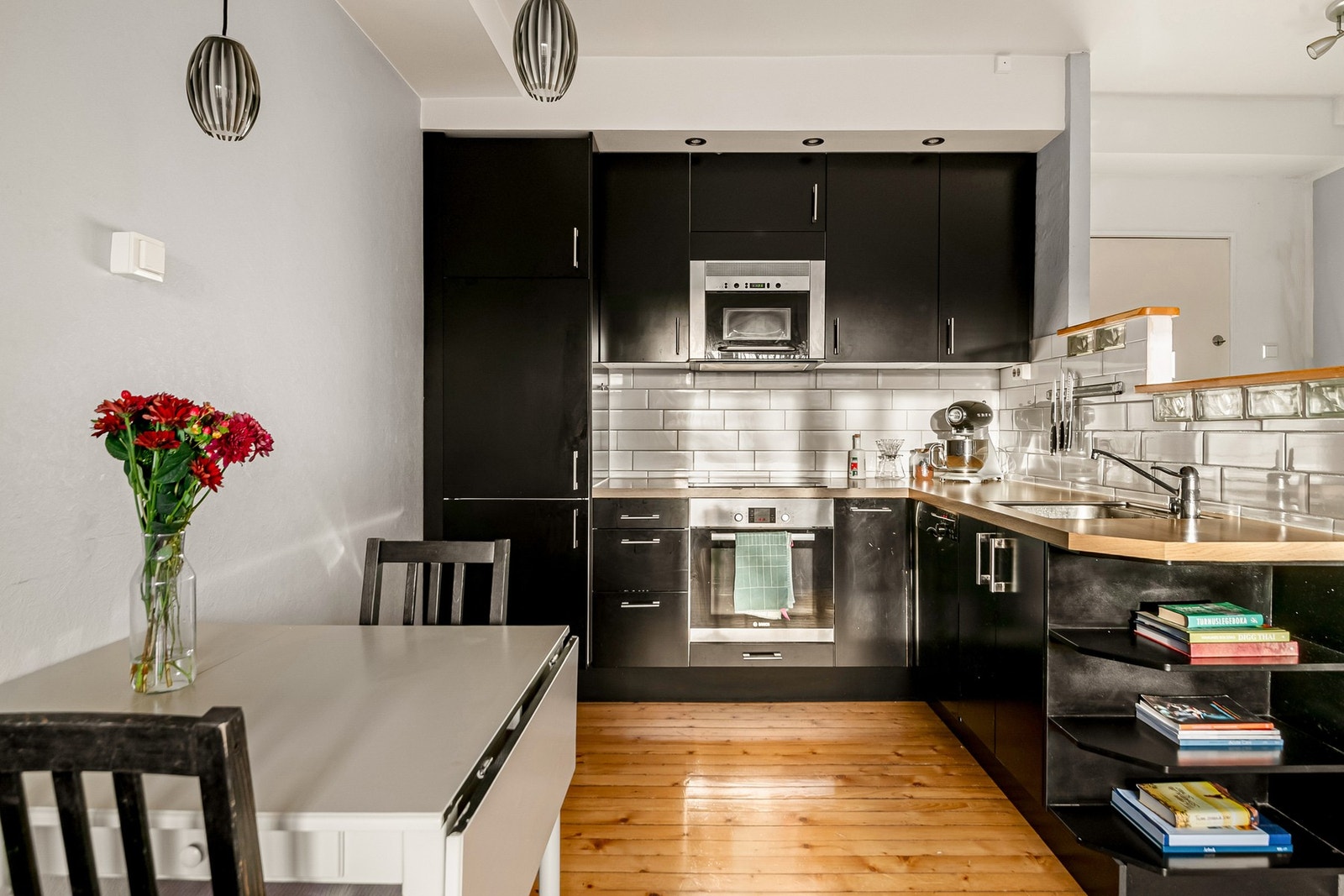 Kjøkkenet er moderne og funksjonelt med en stilren innredning fra 2008/2009. Galleribilde