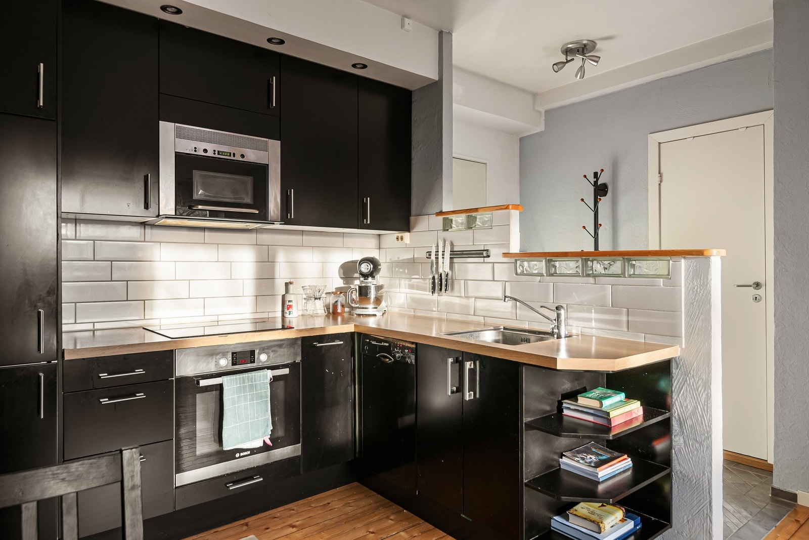 Den åpne løsningen gjør dette til en sosial bolig, perfekt for hyggelige kvelder med venner. Galleribilde