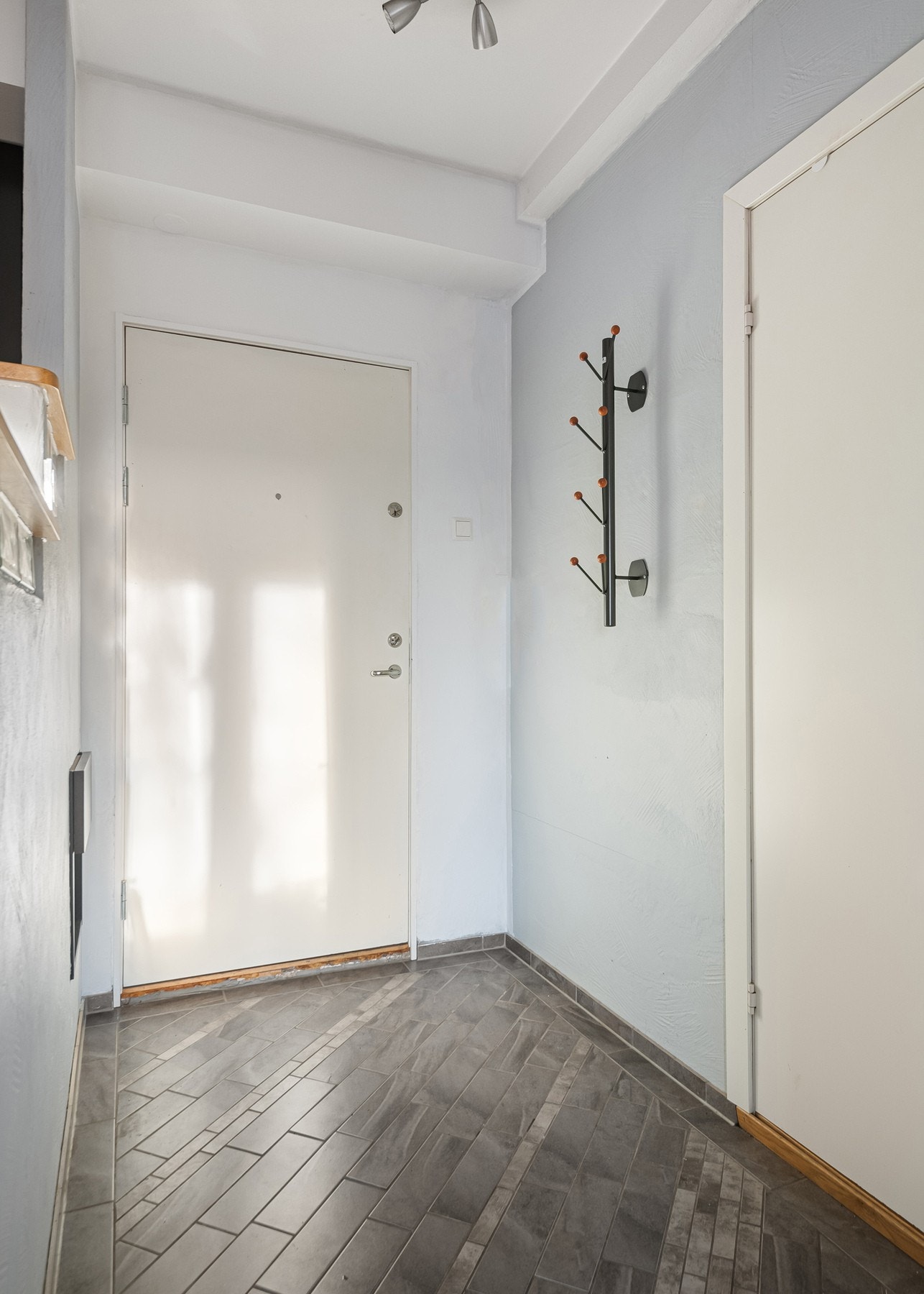 En lys og funksjonell entré ønsker deg velkommen til denne leiligheten i 3. etasje. Galleribilde