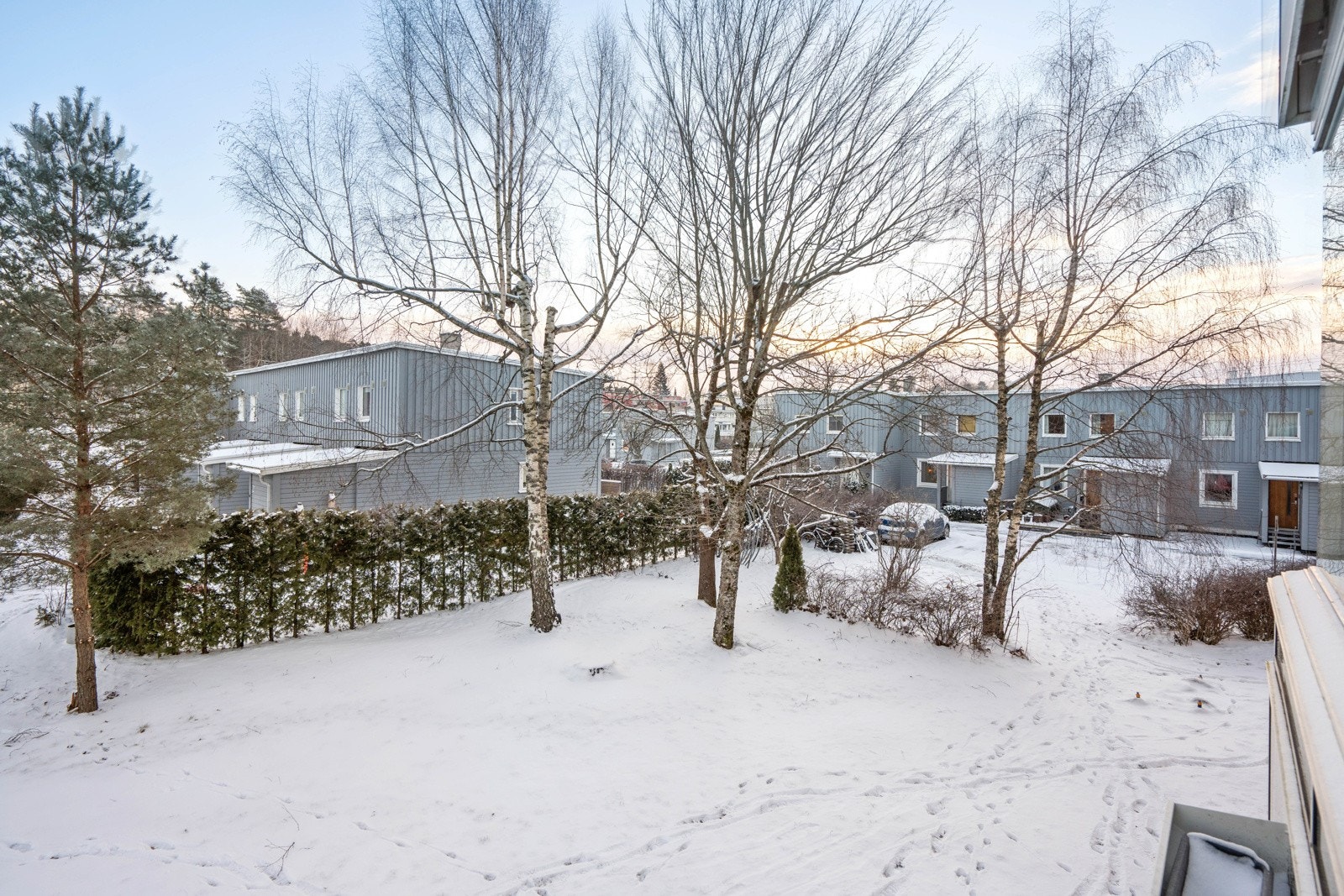 Hyggelig utsyn fra balkongen mot rolige fellesområder. Galleribilde