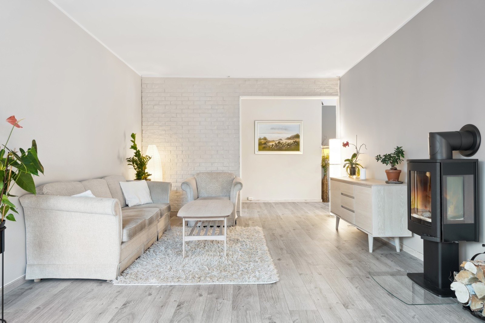 Stue av god størrelse med fine møbleringsmuligheter. Galleribilde