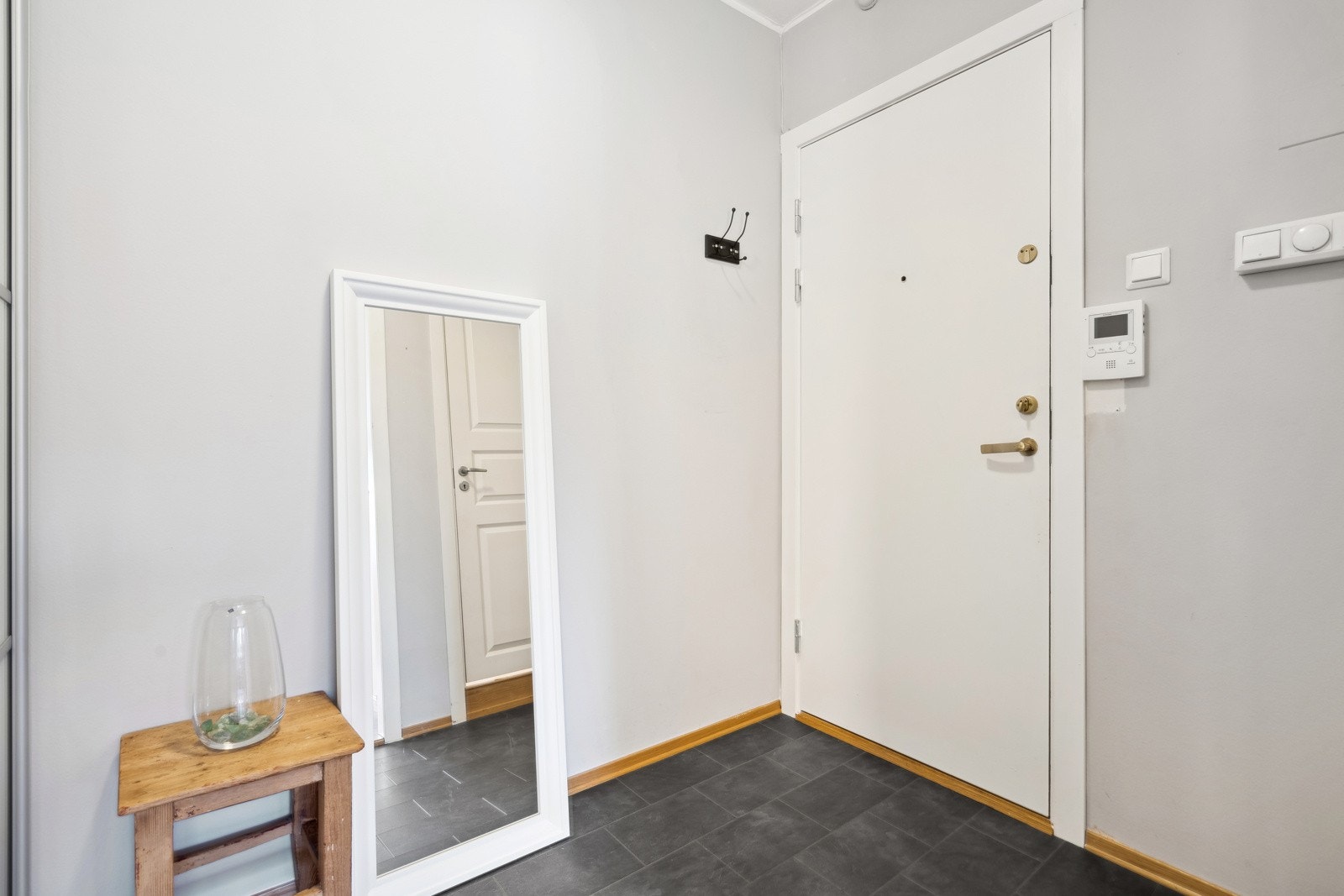 Entré med dørcalling. Galleribilde