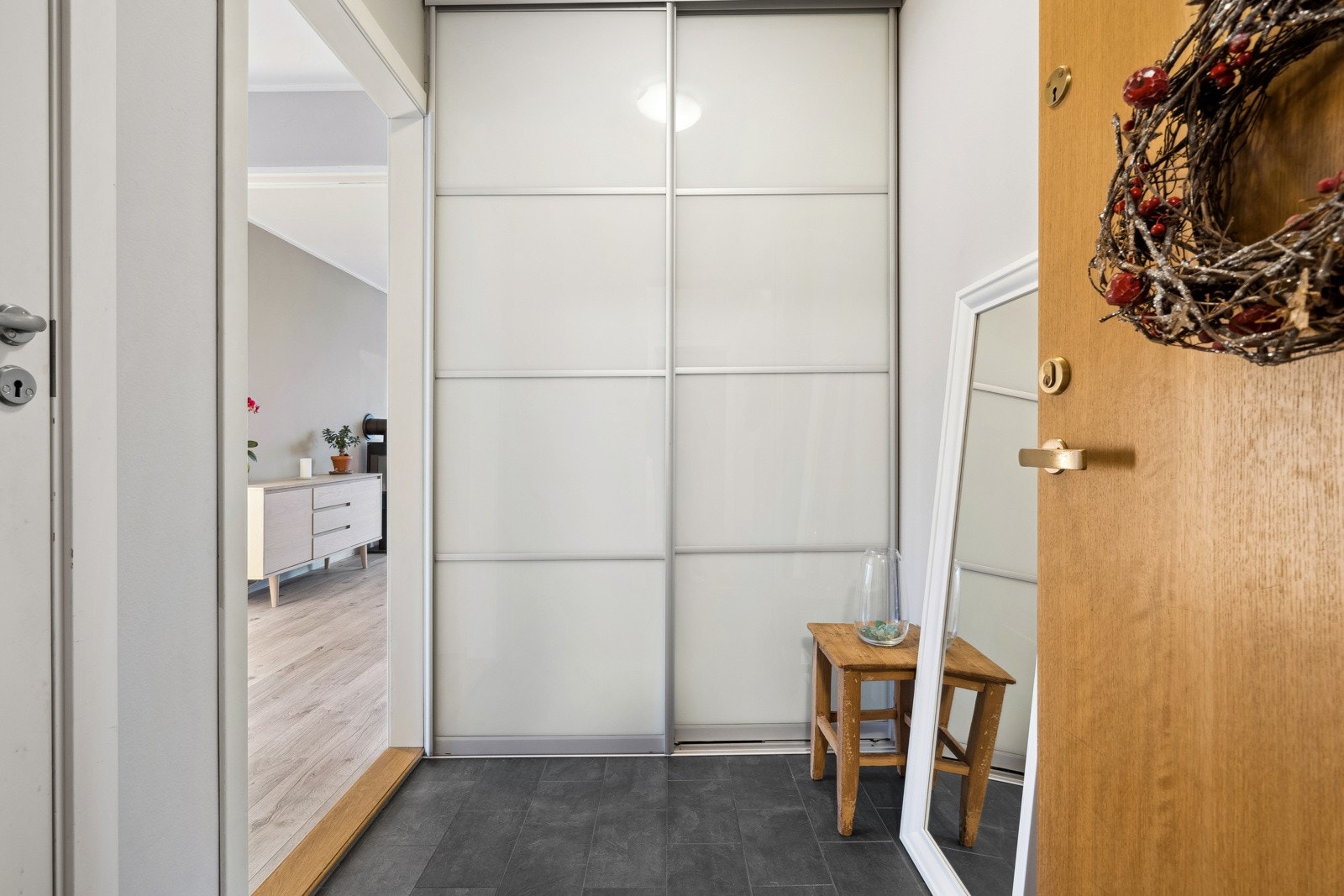 Entré med skyvedørsgarderobe for klesoppbevaring. Galleribilde