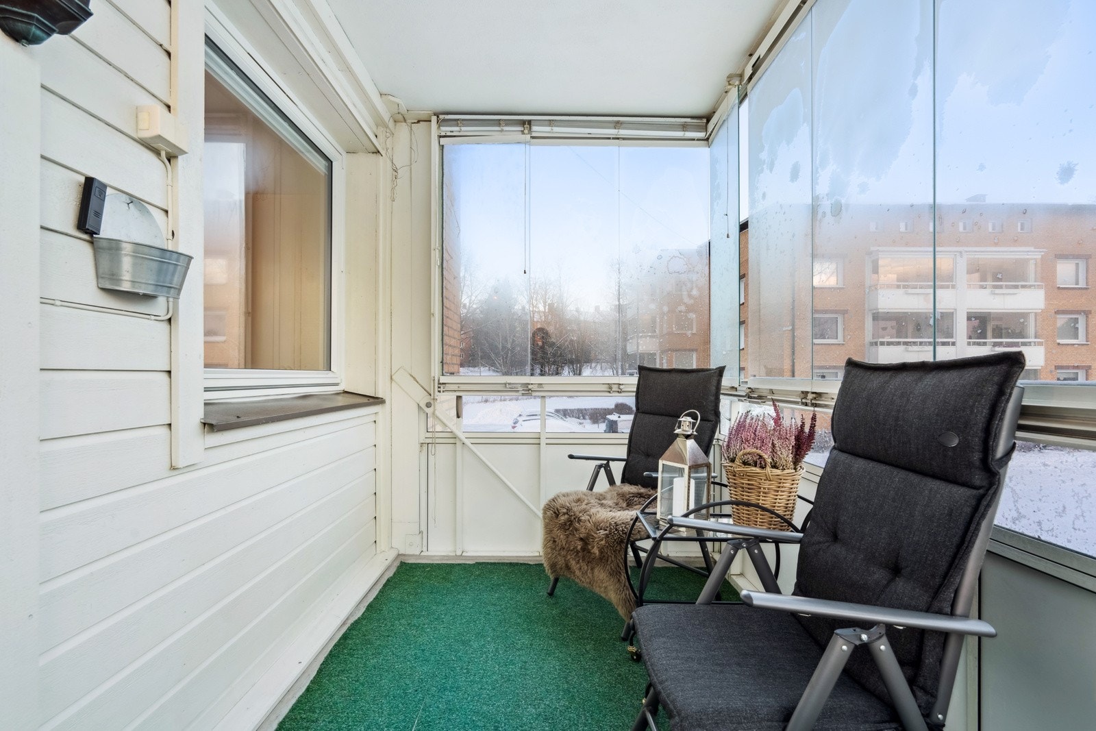 Østvendt innglasset balkong med morgen og formiddagssol. Solskjerming på inngalssingen. Galleribilde