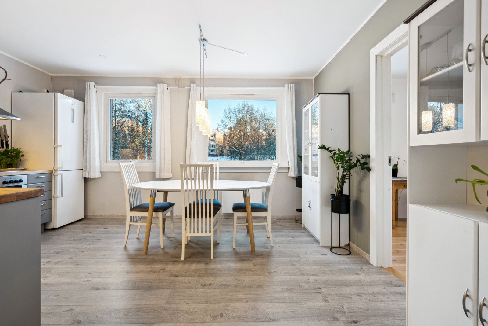 Spiseplass på kjøkkenet. Galleribilde