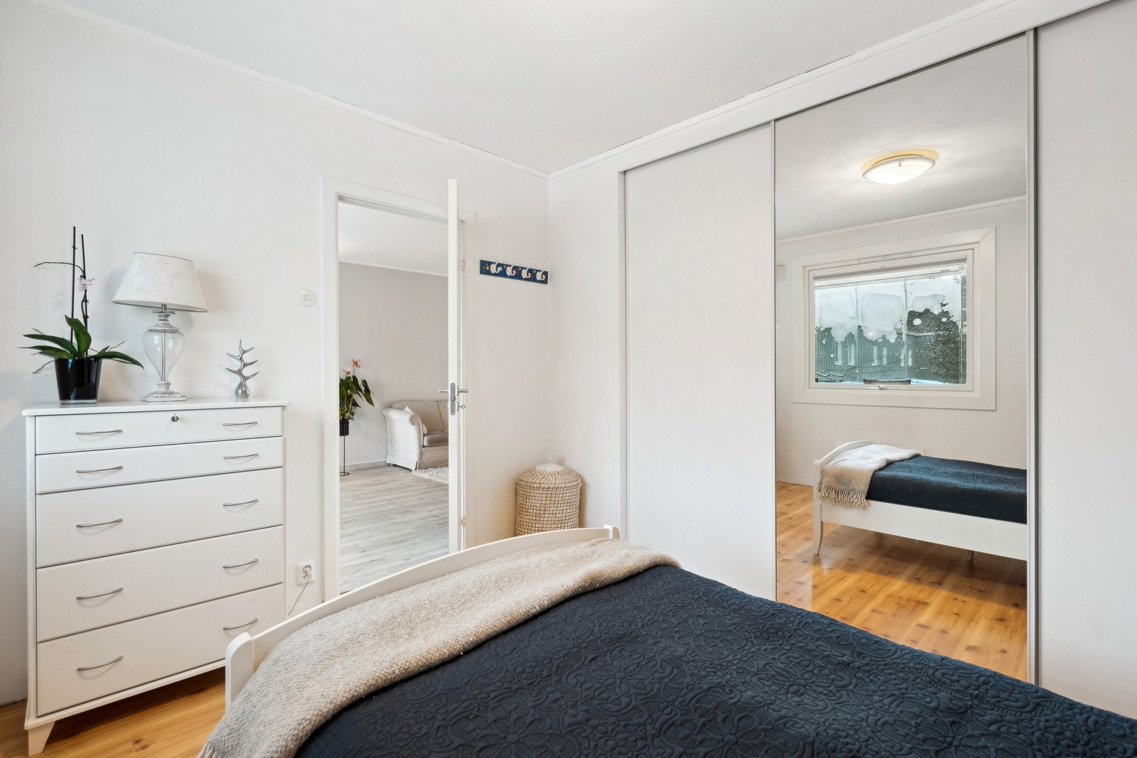 Hovedsoverom av god størrelse. Skyvedørsgarderobe for klesoppbevaring. Galleribilde