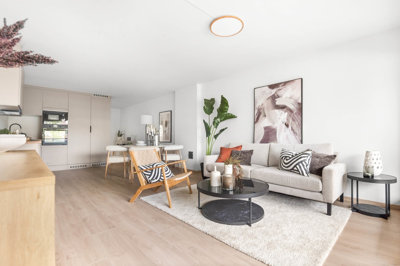 Leiligheten har ny slitesterk laminat på gulv, samt moderne overflater fra 2024 Galleribilde